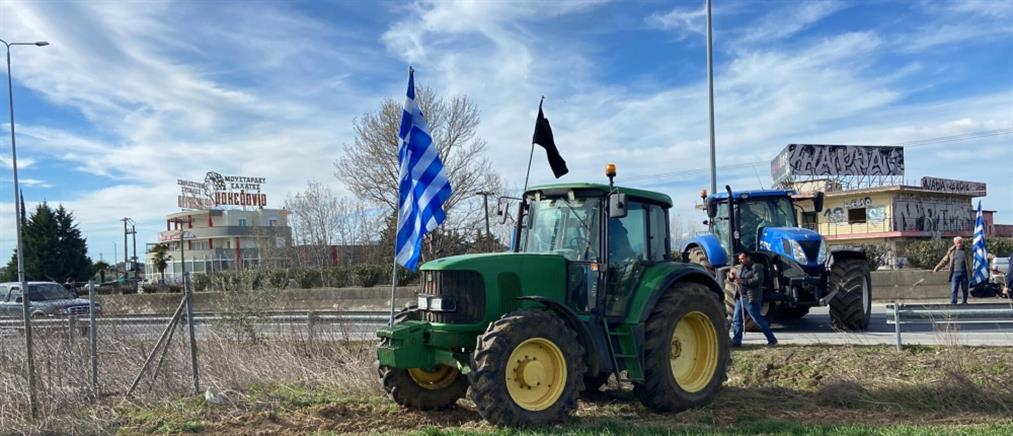 Χαλκιδική: Αγρότες μπήκαν σε…χωράφι, για να προσπεράσουν αστυνομικό μπλόκο (εικόνες)