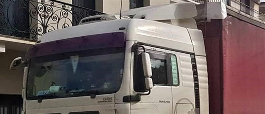 Θεσσαλονίκη - Τροχαίο: Νταλίκα δίπλωσε στο δρόμο