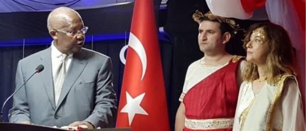 “Ξηλώθηκε” πρέσβης της Τουρκίας λόγω… της αρχαιοελληνικής της ενδυμασίας (εικόνες)