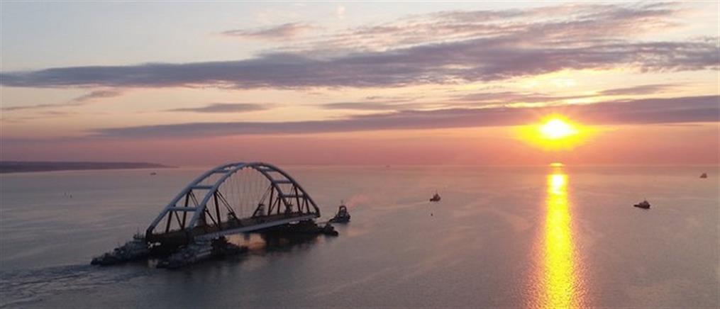 “Σάλπαρε” για την Κριμαία η γέφυρα που θα την ενώνει με την ηπειρωτική Ρωσία (βίντεο)