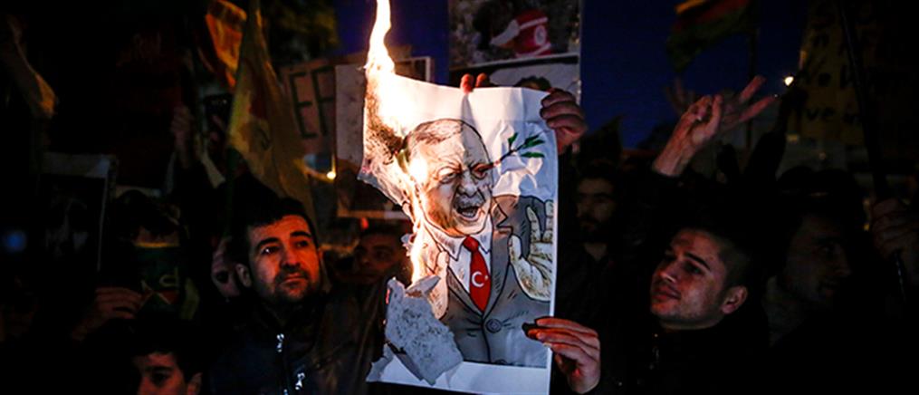 Κούρδοι έκαψαν σημαίες με τον Ερντογάν στο κέντρο της Αθήνας (βίντεο+φωτό)