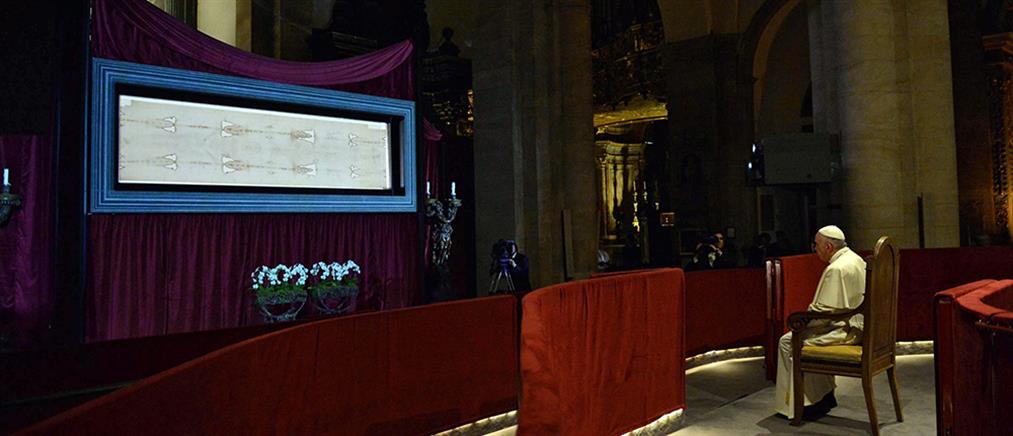Με εμφανή συγκίνηση ο Πάπας Φραγκίσκος προσκύνησε την Ιερά Σινδόνη