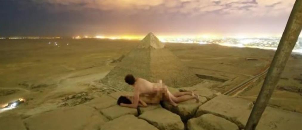 Οργή στην Αίγυπτο με το γυμνό ζευγάρι στην κορυφή της Πυραμίδας του Χέοπα (βίντεο)