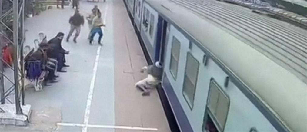 Κρεμάστηκε από το τρένο προσπαθώντας να το πάρει (βίντεο)