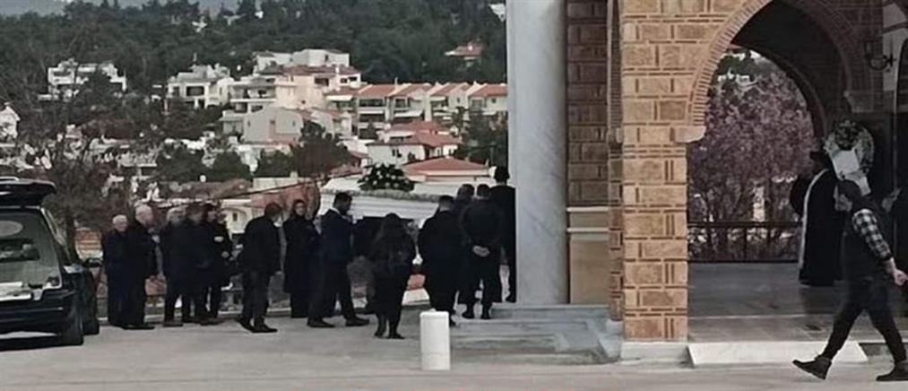 Τραγωδία στα Τέμπη: Σε κλίμα οδύνης η κηδεία της 20χρονης Φραντζέσκας (εικόνες)