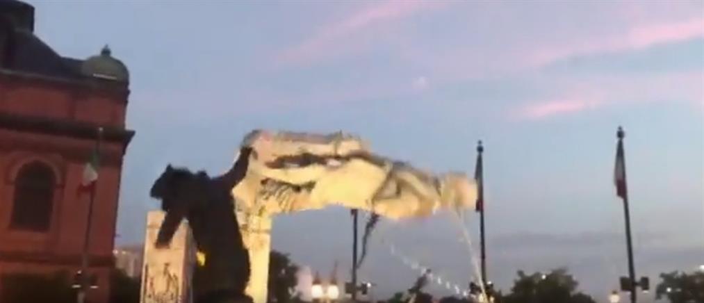 Γκρέμισαν και πέταξαν στο λιμάνι το άγαλμα του Κολόμβου (βίντεο)