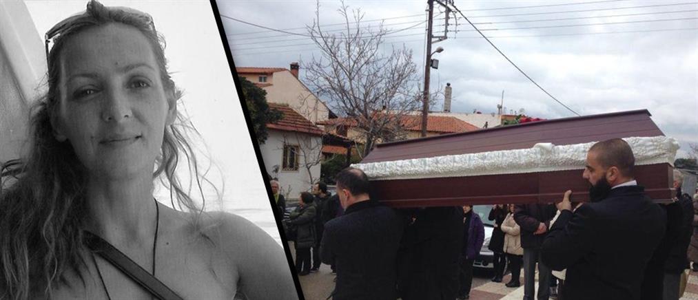 Σπαραγμός στην κηδεία της Καρολίνας Κάλφα