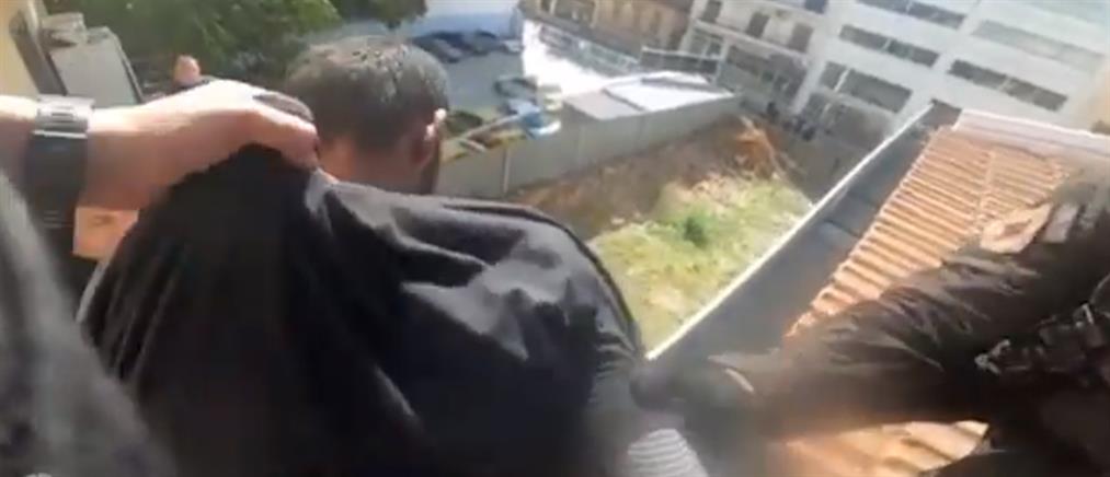 Ομόνοια: Η στιγμή της σύλληψης διαρρήκτη που εγκλωβίστηκε σε ταράτσα (βίντεο)