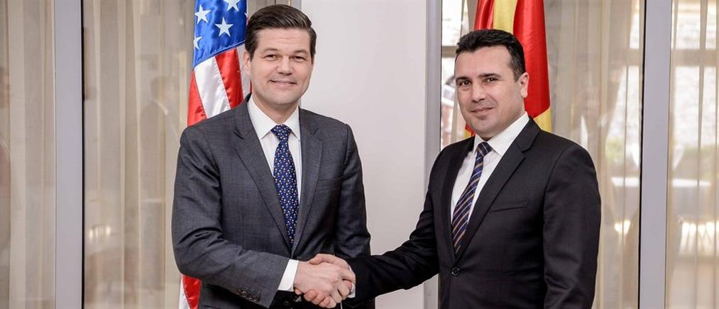 Μίτσελ: Οι ΗΠΑ υποστηρίζουν Αθήνα και Σκόπια στην προσπάθεια εξεύρεσης λύσης