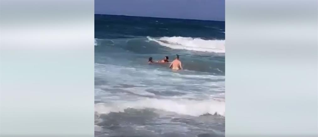 Κρήτη: Δραματική διάσωση κοριτσιού από ναυαγοσώστη (βίντεο)