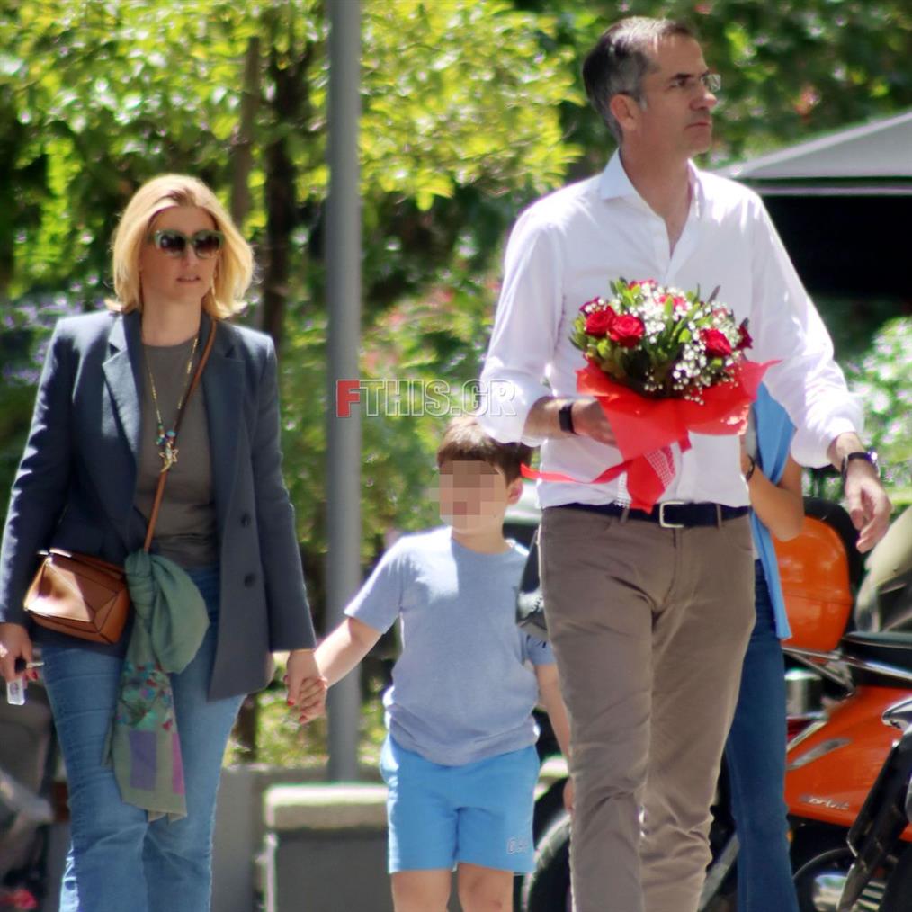 Paparazzi! Σία Κοσιώνη & Κώστας Μπακογιάννης: Βόλτα στο κέντρο της Αθήνας με τα παιδιά τους