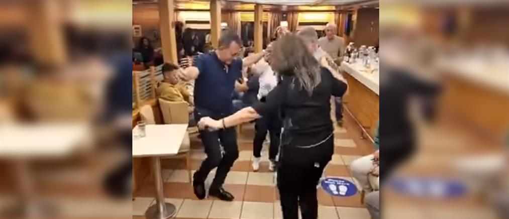 Ο Γιάννης Βρούτσης και ο χορός στο πλοίο της γραμμής... τα ξημερώματα (βίντεο)