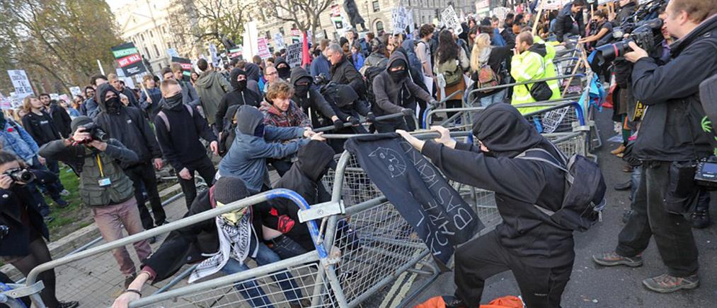 Άγριες συγκρούσεις μεταξύ αστυνομίας και φοιτητών στο Λονδίνο