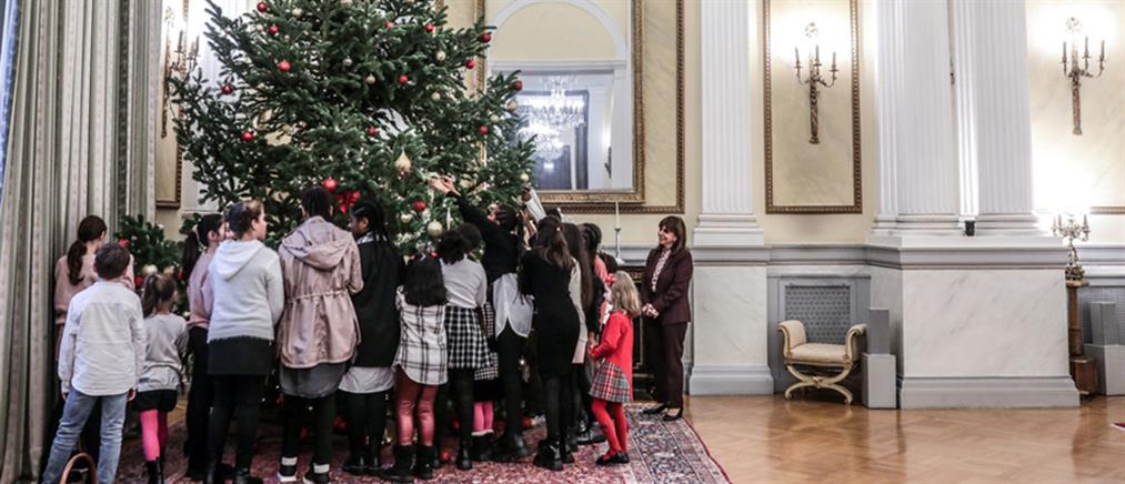 Χριστούγεννα στο Προεδρικό: ΠτΔ και παιδιά από το Χατζηκυριάκειο στόλισαν δέντρο (εικόνες)