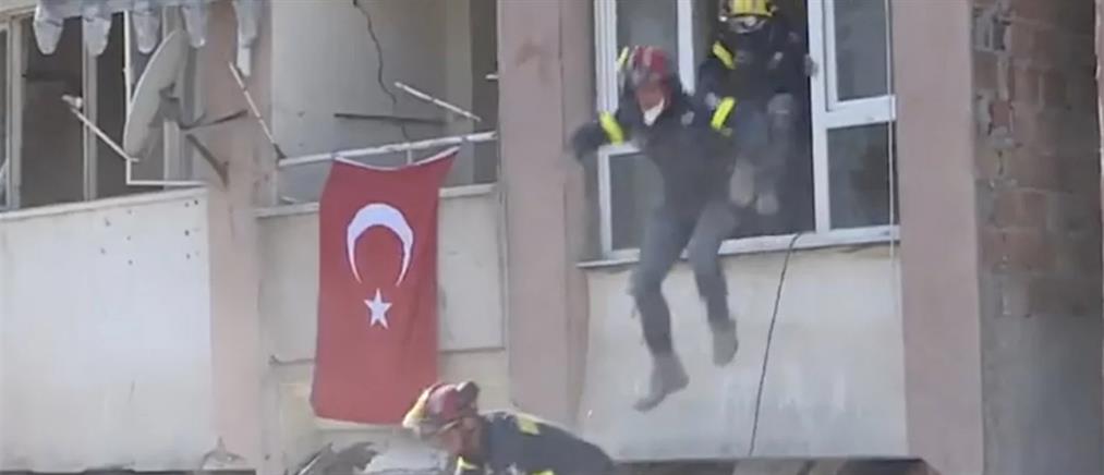 Σεισμός στην Τουρκία: Διασώστες πηδούν από το παράθυρο μετά από μετασεισμό (βίντεο)