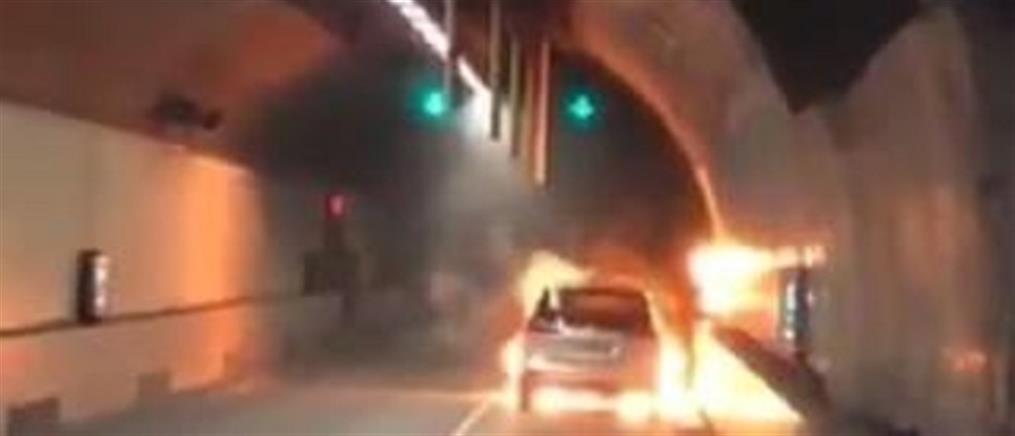 Αυτοκίνητο παραδόθηκε στις φλόγες σε σήραγγα του Λονδίνου (βίντεο)
