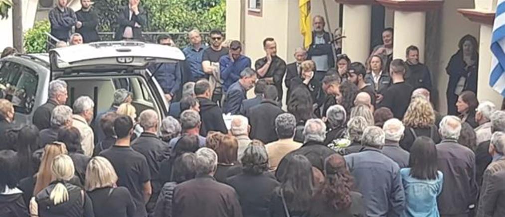 Θάνατος βρέφους στην Άρτα: Αγκαλιασμένοι στην κηδεία οι γονείς του - Κατέρρευσε ο πατέρας (εικόνες)