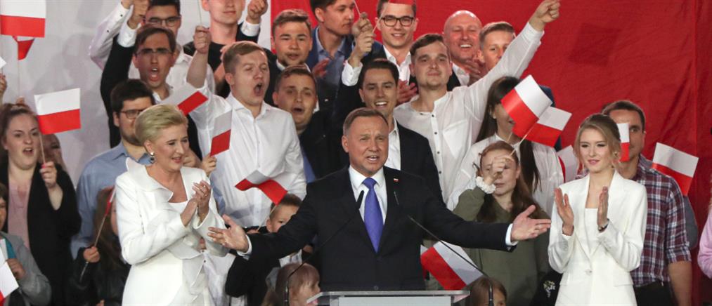 Πολωνία: Οριακό προβάδισμα για τον απερχόμενο πρόεδρο Ντούντα