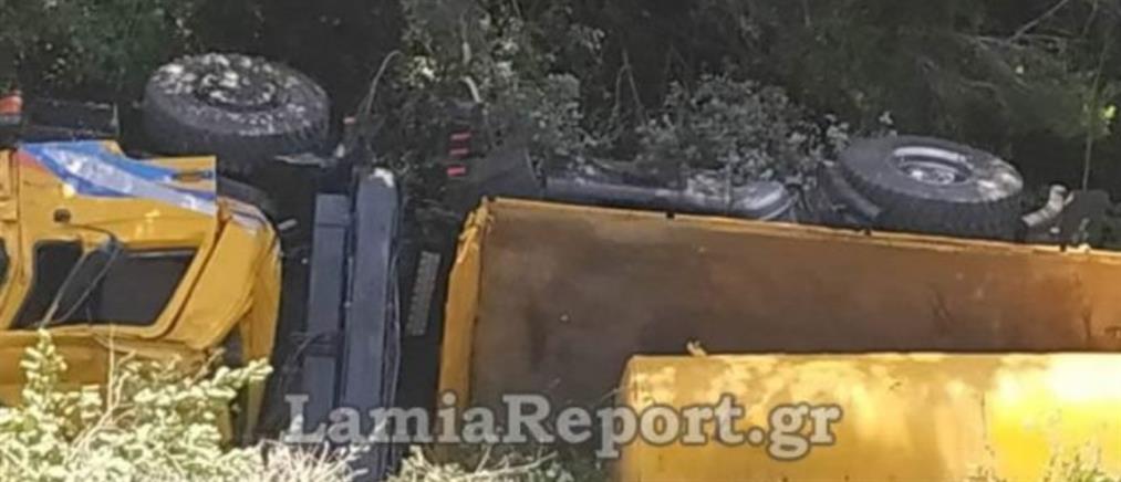 Εύβοια: Νεκρός ο οδηγός του φορτηγού που έπεσε σε γκρεμό (εικόνες)