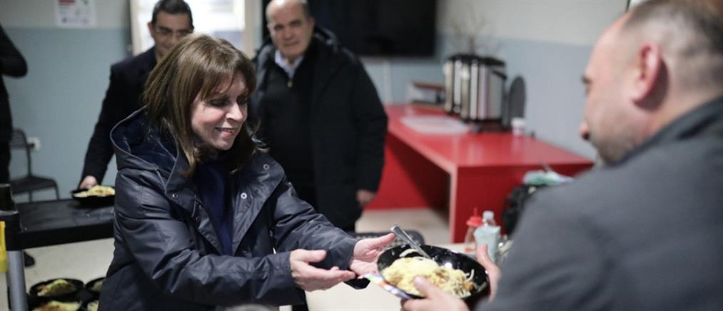 Η Κατερίνα Σακελλαροπούλου μοίρασε γεύματα σε άστεγους (εικόνες)