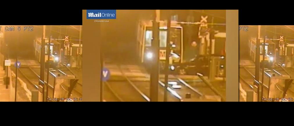 Βίντεο: Τρένο παρασύρει αυτοκίνητο σε σιδηροδρομική διάβαση