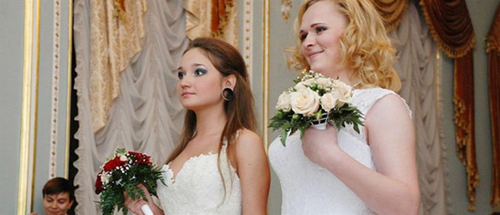 Δύο νύφες παντρεύτηκαν στη Ρωσία και αψήφησαν... τον Πούτιν