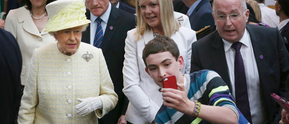 Τολμηρός 14χρονος τράβηξε selfie με τη βασίλισσα Ελισάβετ!