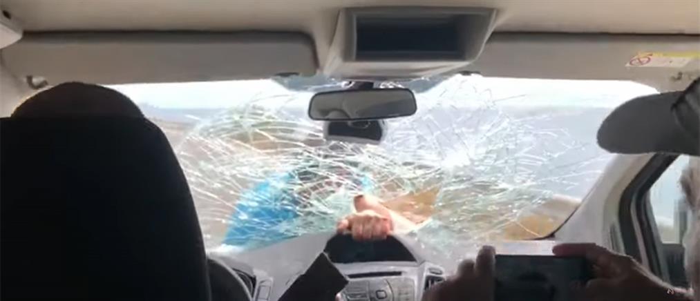 Eστιάτορας “γαντζώθηκε” σε αυτοκίνητο τουριστών που δεν πλήρωσαν τον λογαριασμό (βίντεο)