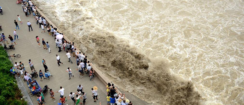 Σπάνια παλιρροιακά κύματα σε ποτάμι της Κίνας