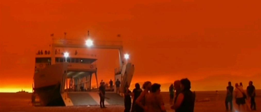 Φωτιά στην Εύβοια: φεύγουν από το νησί χιλιάδες κάτοικοι και τουρίστες (εικόνες)