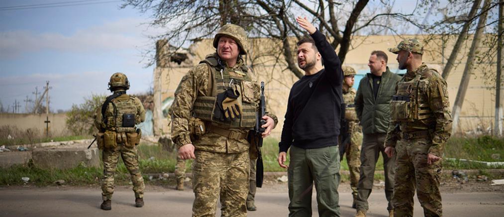 Ουκρανία: Ο Ζελένσκι καρατομεί τους επικεφαλής όλων των περιφερειακών κέντρων στρατολόγησης