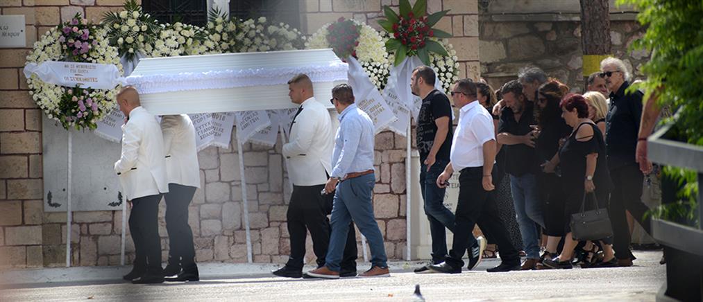 Οδυσσέας Σταμούλης: “ράγισαν καρδιές” στην κηδεία του γιου του (εικόνες)