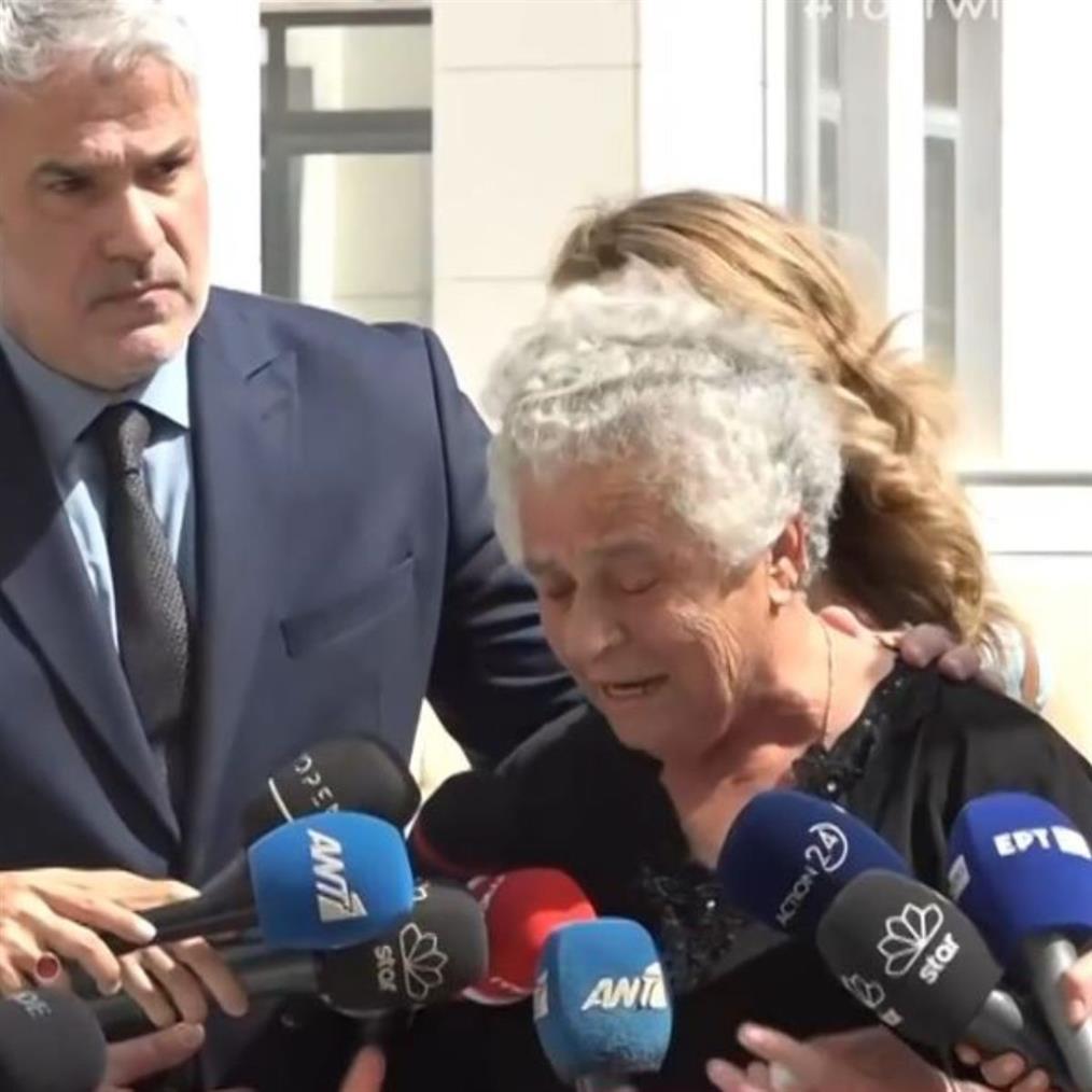 Γιώργος Καραϊβάζ: Διακόπηκε η δίκη για τη δολοφονία του - Συγκλόνισε η μητέρα του έξω από το δικαστήριο
