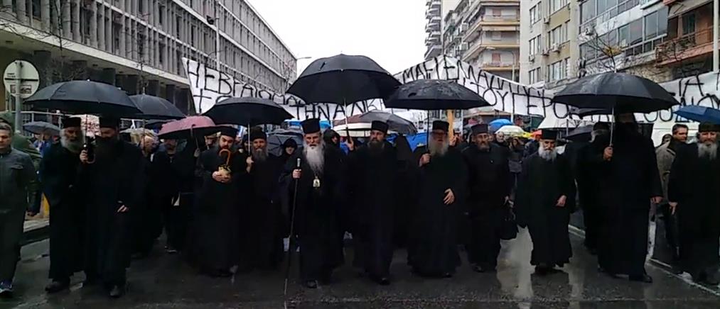 Πορεία υποστηρικτών του ηγούμενου της Μονής Εσφιγμένου (βίντεο)