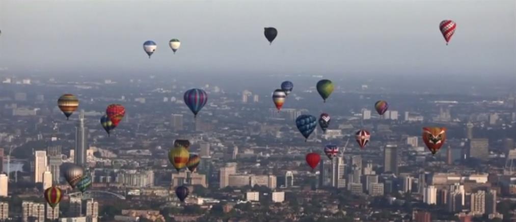Δεκάδες αερόστατα “χρωμάτισαν” τον ουρανό στο Λονδίνο (βίντεο)