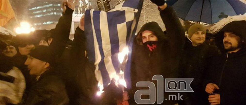 Πηγές ΥΠΕΞ για το κάψιμο ελληνικών σημαιών στα Σκόπια: κάψαμε κι εμείς σημαίες τους!
