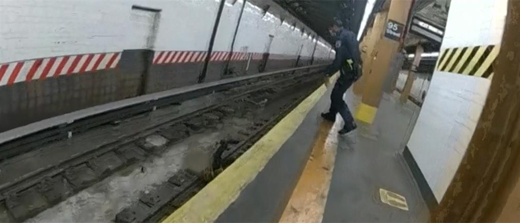 Νέα Υόρκη: έπεσε στις γραμμές του μετρό λίγο πριν περάσει ο συρμός (βίντεο)