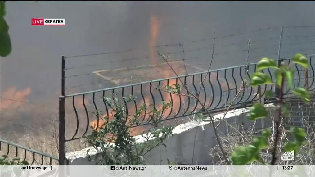 Η φωτιά στην Κερατέα απειλεί σπίτια