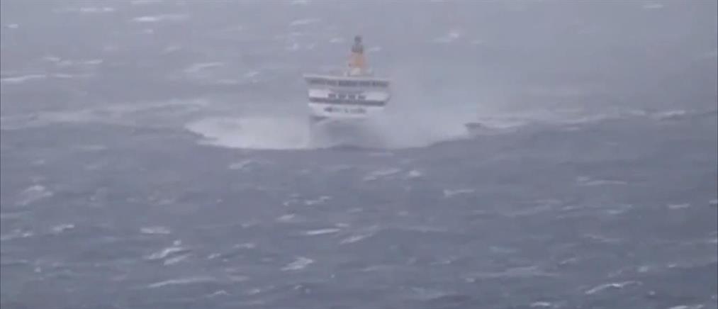 Τα κύματα «μαστίγωσαν» πλοίο στη Μύκονο (βίντεο)
