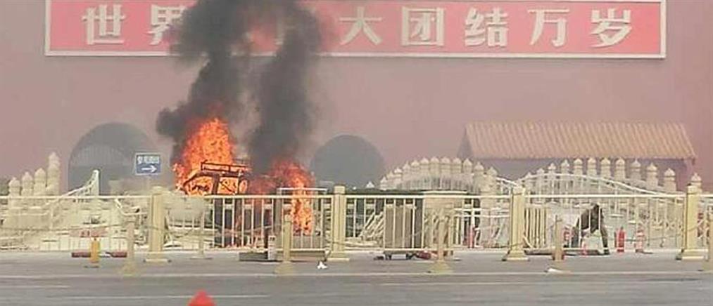 Φλεγόμενο όχημα σκόρπισε τον τρόμο στην πλατεία Τιεν Αν Μεν
