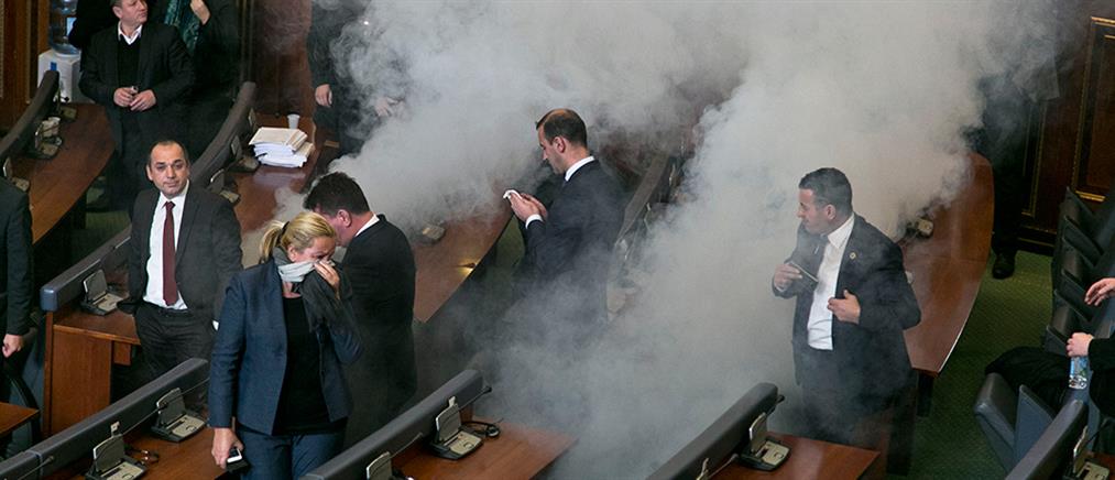 Δακρυγόνα έριξαν ξανά μέσα στη Βουλή του Κοσόβου (Βίντεο)