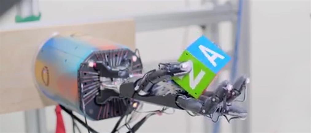 Ρομποτικό χέρι… παίζει στα δάχτυλα έναν κύβο (βίντεο)