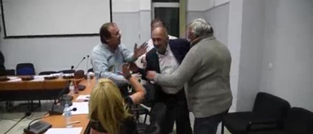 Άγριος καυγάς στο Δημοτικό Συμβούλιο Φαρκαδόνας (βίντεο)