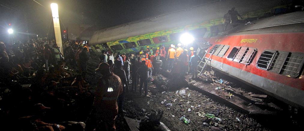 Ινδία: Πολύνεκρη σύγκρουση τρένων