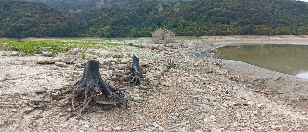 Ξηρασία - Άρτα: Αποκαλύφθηκε βυθισμένος οικισμός στην τεχνητή λίμνη Πουρναρίου (εικόνες)