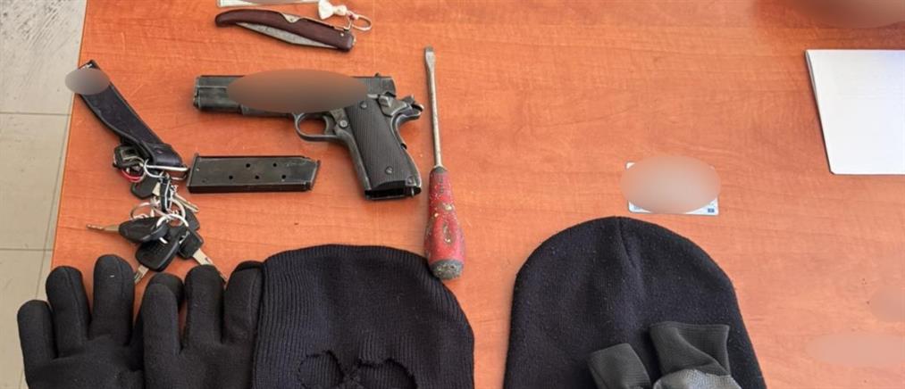 Τρεις συλλήψεις για παράνομα όπλα σε διαφορετικές περιοχές της Αττικής (εικόνες)