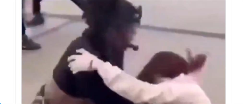 Βία ανηλίκων: Άγριος ξυλοδαρμός -  Χτυπάει το κεφάλι της στο πεζοδρόμιο (βίντεο)