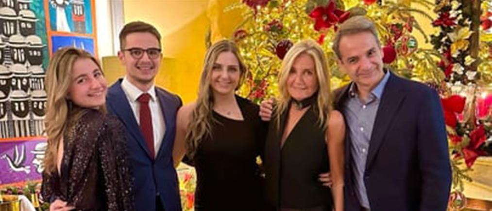 Ο Κυριάκος Μητσοτάκης ευχήθηκε “Καλή Χρονιά” μαζί με την οικογένειά του