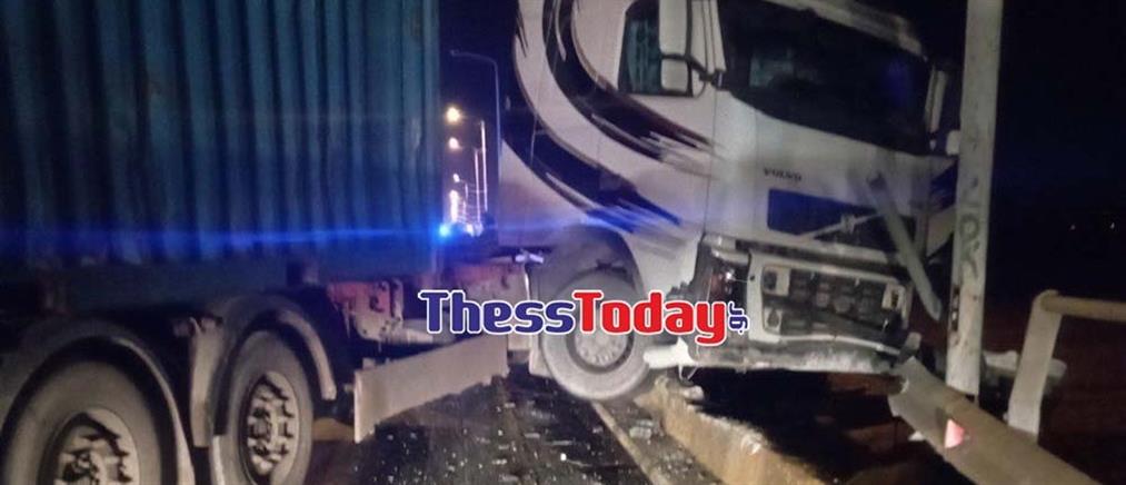 Θεσσαλονίκη - Τροχαίο ατύχημα: νταλίκα συγκρούστηκε με ΙΧ (εικόνες)