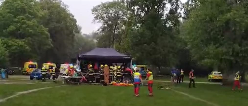 Τσεχία: Κεραυνός έπεσε σε δέντρο - Τραυματίες, ανάμεσά τους και παιδιά (βίντεο)